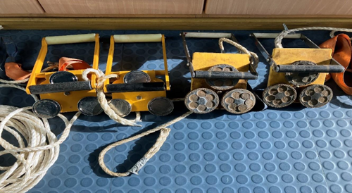 A group of yellow objects with wheels and rope

AI-generated content may be incorrect.